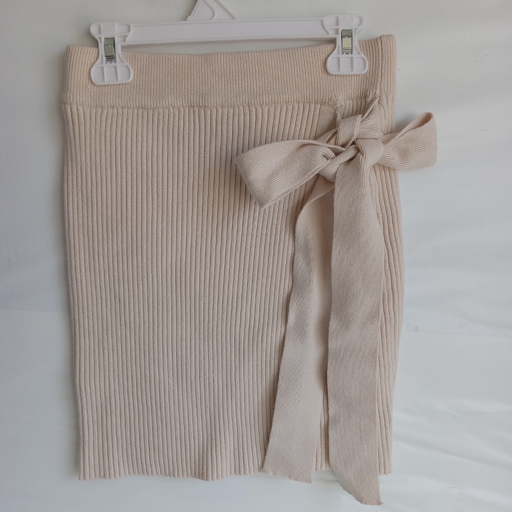 Elegant Cream Knit Skirt with Bow